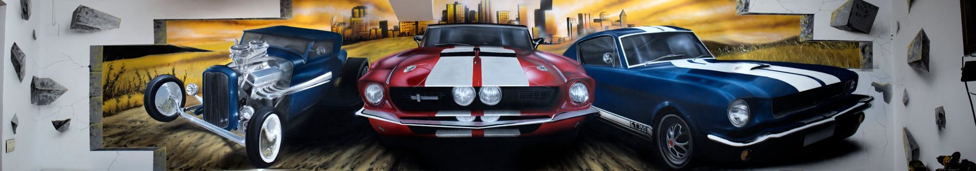 Mural de aerógrafo en un garaje con tres coches clásicos, un hot rod azul, un Mustang rojo y otro azul, saliendo de una pared agrietada con una ciudad al fondo
