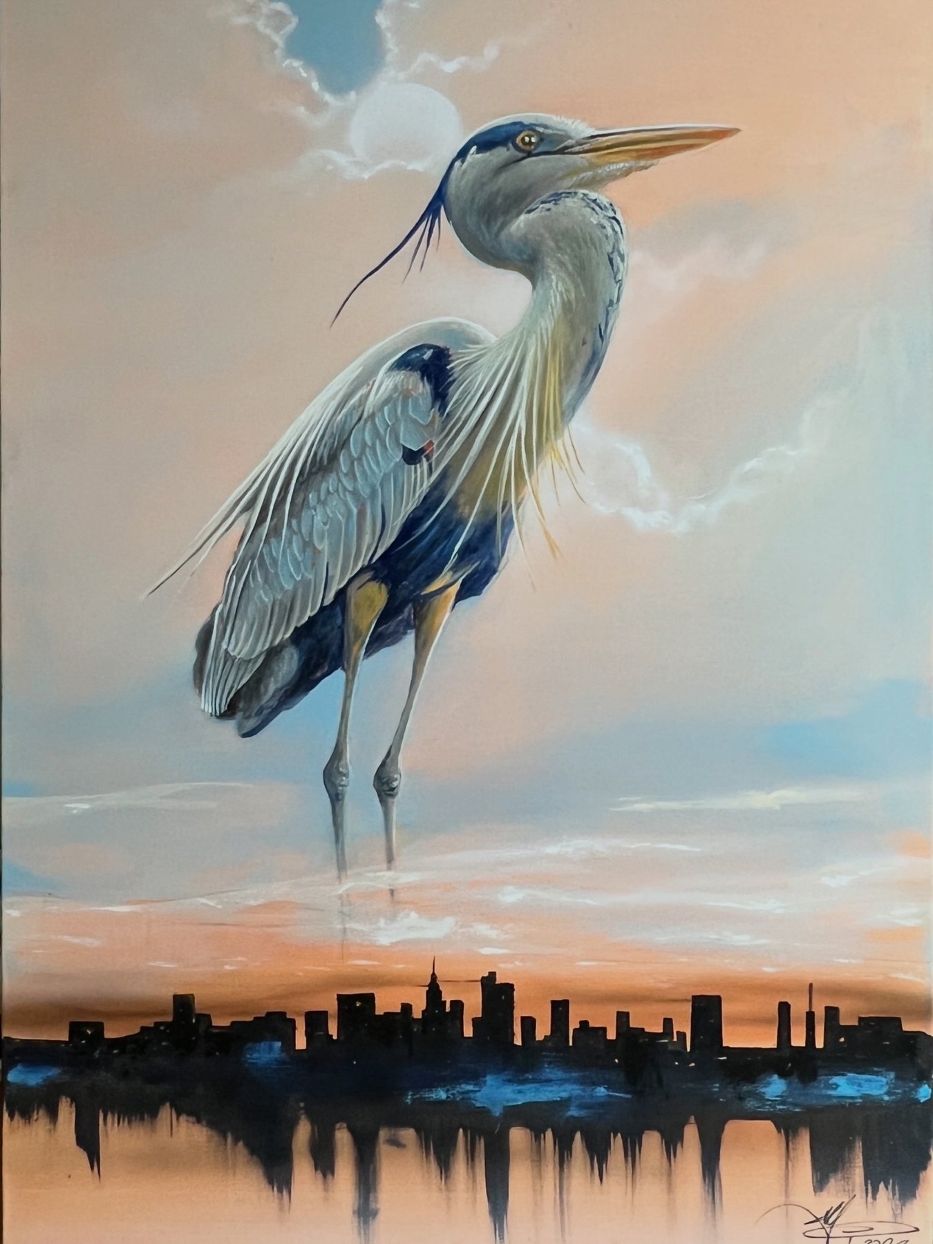 Garza real: una garza gris azulada de pie sobre aguas calmadas, con la silueta de una ciudad al atardecer y la luna entre nubes