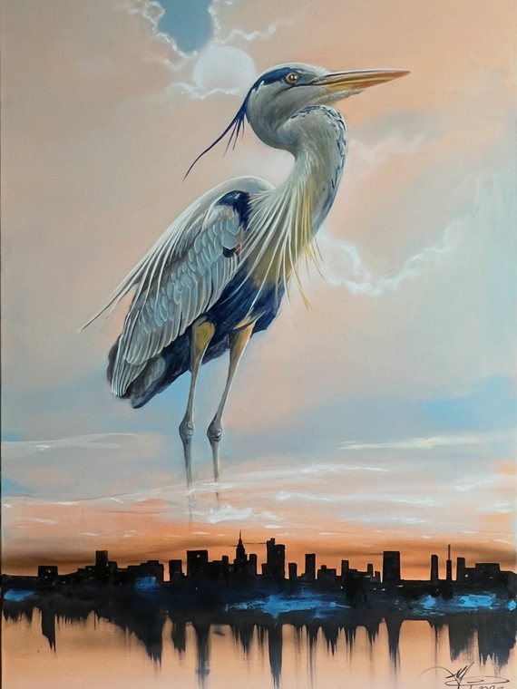 Garza real: una garza gris azulada de pie sobre aguas calmadas, con la silueta de una ciudad al atardecer y la luna entre nubes