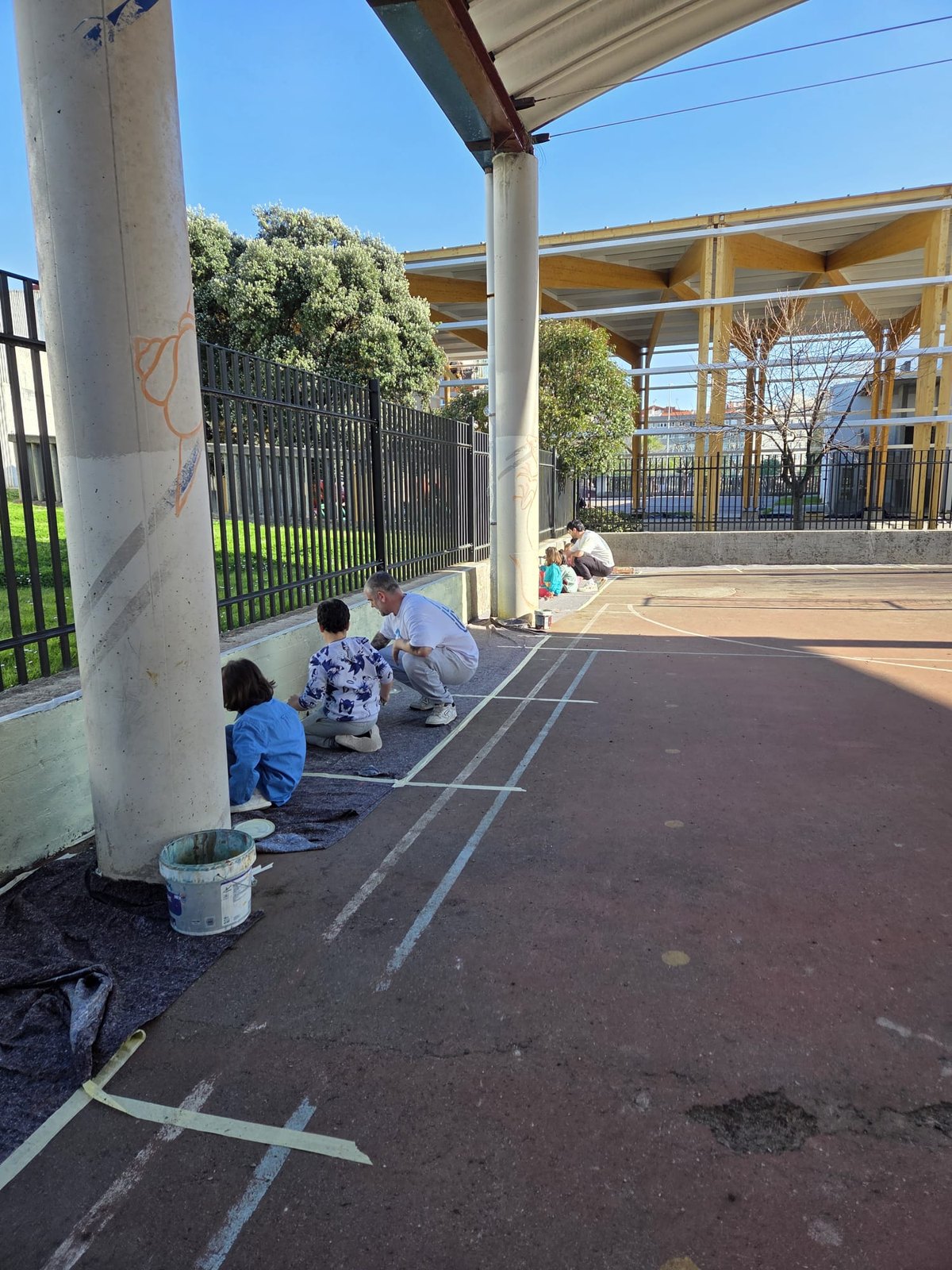 Taller de pintura en el patio de CEIP Plurilingüe La Normal (A Coruña)