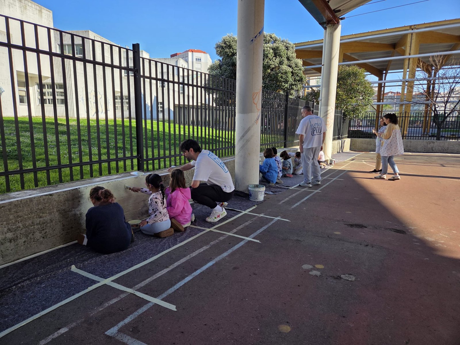 Taller de pintura en el patio de CEIP Plurilingüe La Normal (A Coruña)