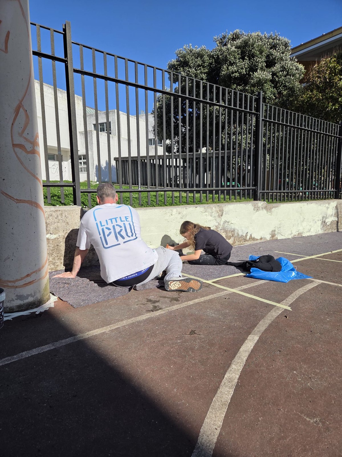 Taller de pintura en el patio de CEIP Plurilingüe La Normal (A Coruña)