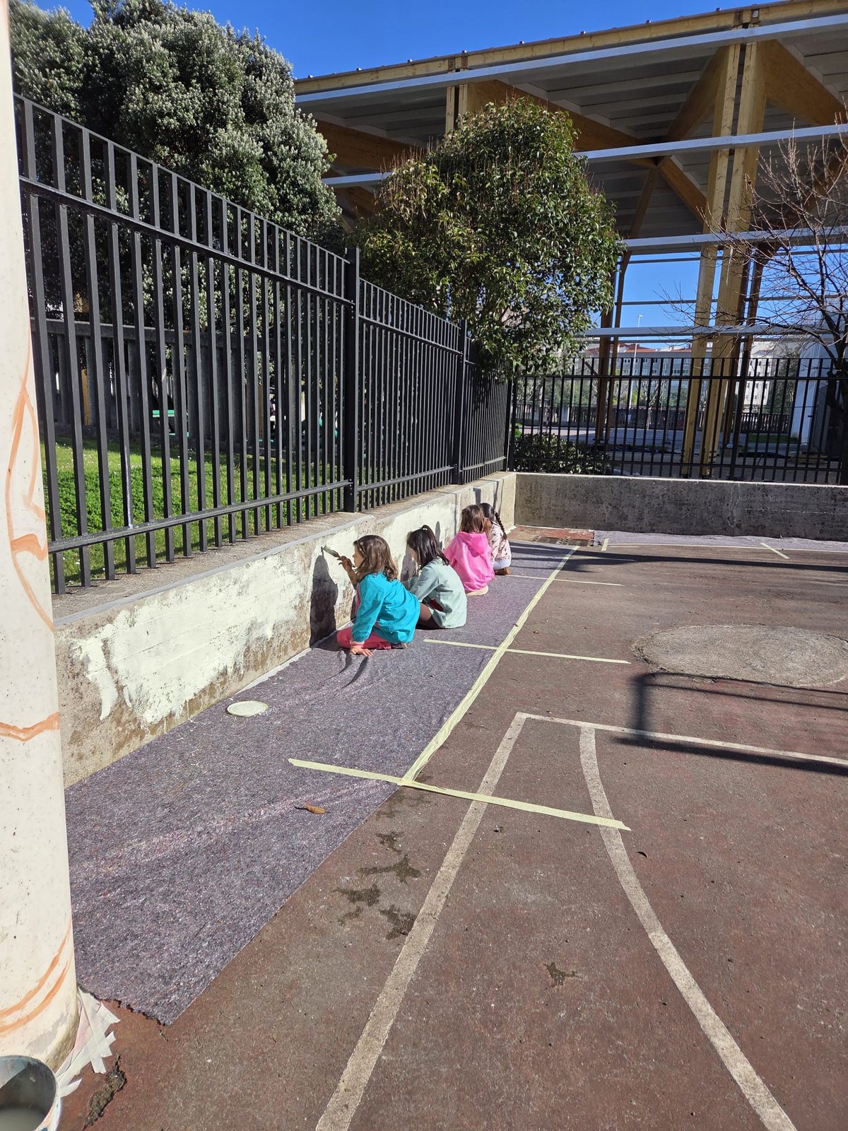 Taller de pintura en el patio de CEIP Plurilingüe La Normal (A Coruña)