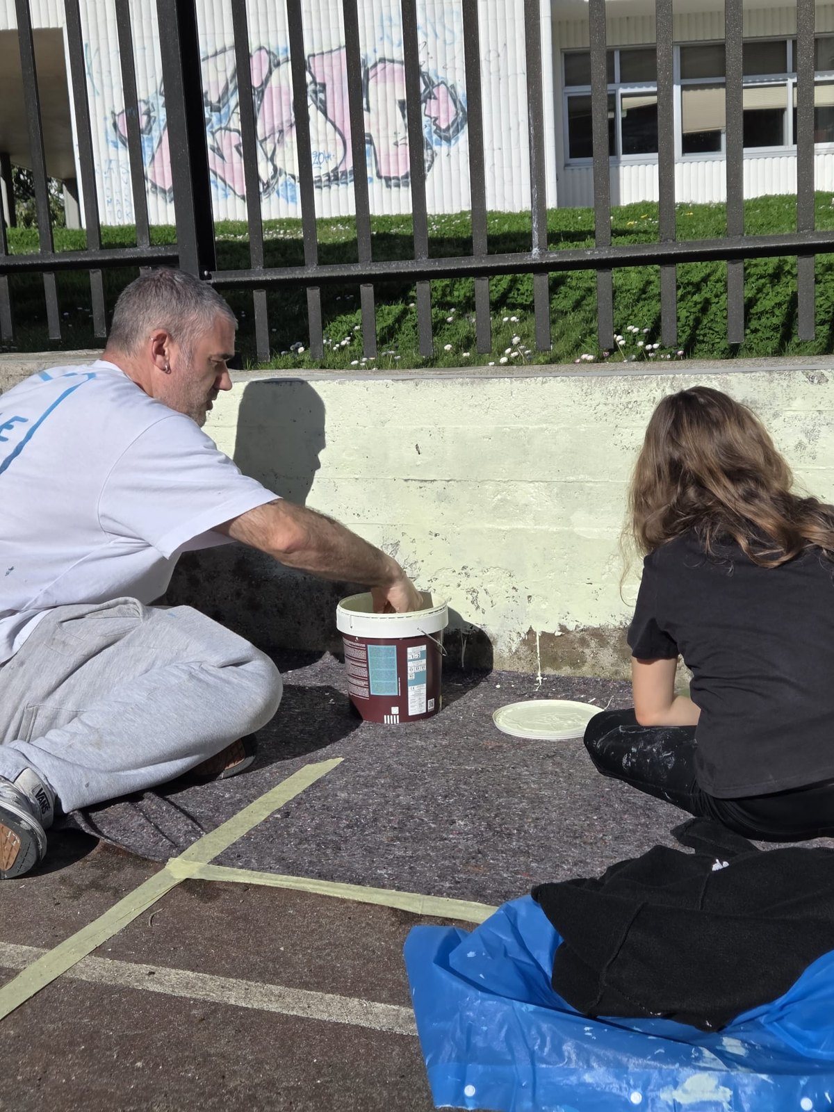 Taller de pintura en el patio de CEIP Plurilingüe La Normal (A Coruña)