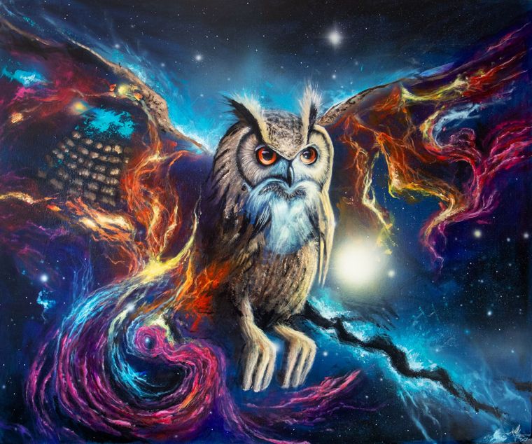Lechuza real: un búho de ojos naranjas con las alas abiertas, hechas de nebulosas rojas, amarillas y rosas, sobre un cielo estrellado